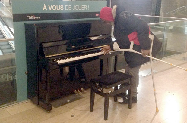 Ноте се чују насред перона